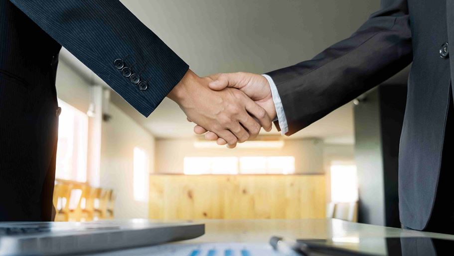 <a href="https://www.magnific.com/free-photo/two-confident-business-man-shaking-hands-meeting-office-success-dealing-greeting-partner-concept_1203183.htm">Image by snowing on Magnific</a>