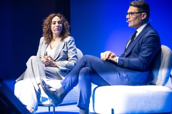 Vanezza Fortarezza, Svp e country general manager di Salesforce, e Francesco Cacciapuoti, chief sales officer di Trenitalia