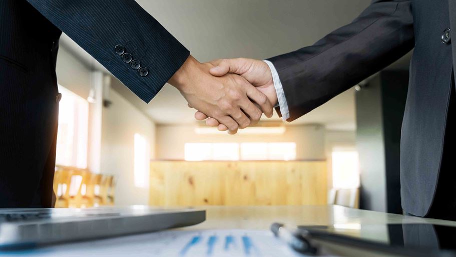 <a href="https://www.magnific.com/free-photo/two-confident-business-man-shaking-hands-meeting-office-success-dealing-greeting-partner-concept_1203183.htm">Image by snowing on Magnific</a>