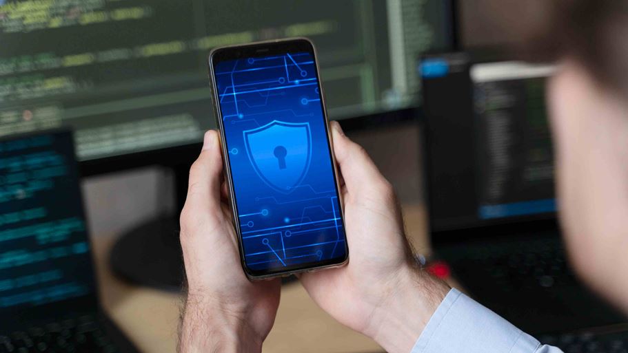 <a href="https://www.magnific.com/free-photo/close-up-hands-holding-smartphone-with-lock_18492289.htm">Image by freepik</a>