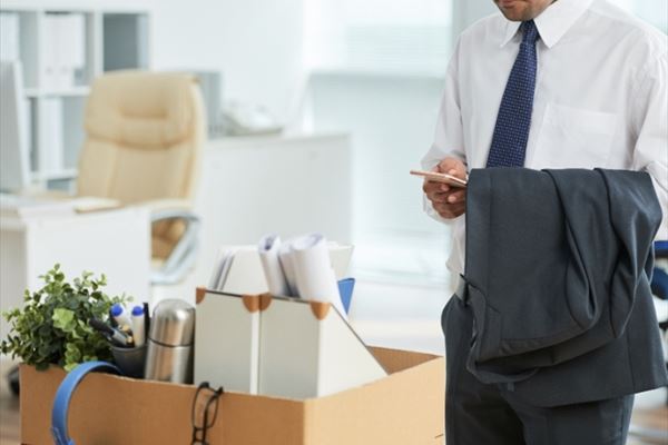<a href="https://www.magnific.com/free-photo/unrecognizable-man-standing-office-using-smartphone-with-personal-belongings-box_5576501.htm">Image by pressfoto on Magnific</a>
