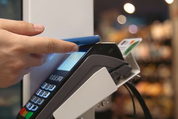 <a href="https://www.magnific.com/free-photo/close-up-male-hand-holding-smartphone-payment-terminal_31432181.htm">Image by pvproductions on Magnific</a>